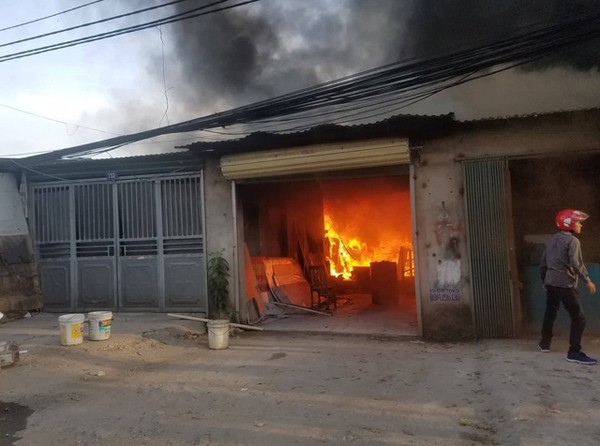 Hà Nội: Cháy xưởng sản xuất đồ gỗ cạnh nhà, gia đình 4 người may mắn thoát chết