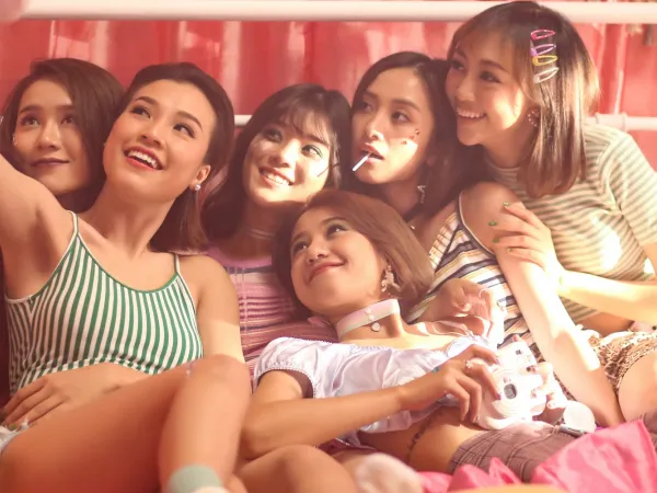 Mừng MV đạt triệu view, Hoàng Yến Chibi tung clip hậu trường “khó đỡ” tặng fan