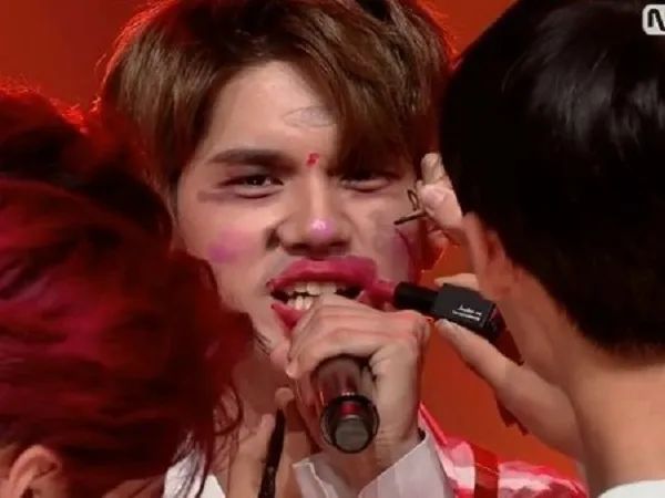Fan khóc thét khi nhìn các chàng trai Wanna One trổ tài trang điểm cho nhau