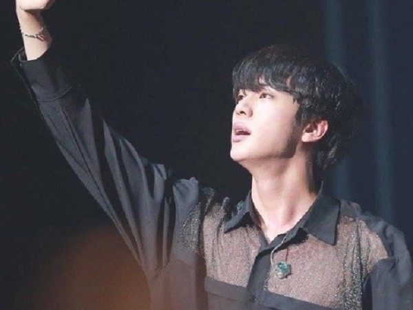 Có ai như Jin (BTS), ngượng ngùng hơn cả con gái khi mặc đồ xuyên thấu