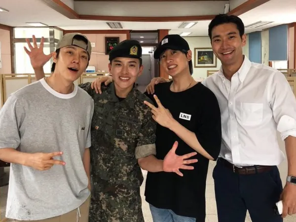 Em út Ryeowook (Super Junior) sắp xuất ngũ nhưng vẫn được các anh ghé thăm
