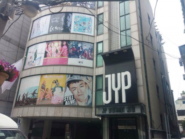 Cư dân mạng phì cười trước chiêu quảng bá của cửa hàng đối diện trụ sở JYP 