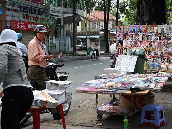 TP.HCM: Cuộc sống sôi động, người Sài Gòn vẫn giữ thói quen đọc báo