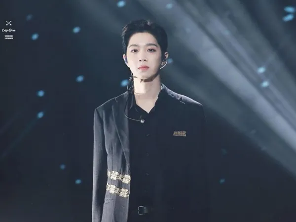 Đến vệ sĩ cũng không thể ngồi yên khi xem Lai Guan Lin (Wanna One) biểu diễn