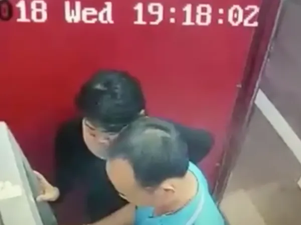 Hai người rút trộm tiền trong thẻ ATM đã trả lại tiền cho khổ chủ