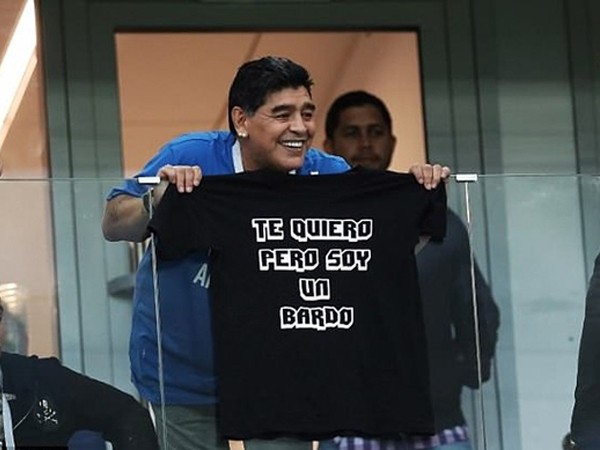 Ăn mừng quá sung, Maradona phải cấp cứu