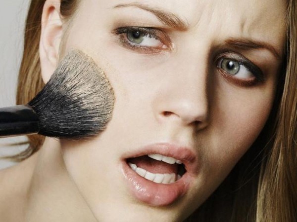 Phải làm gì khi đồ make-up của bạn tự dưng "phản chủ" khiến bạn bị… đau?