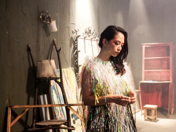 Ca sĩ Hà Trần tung MV mới đầy ma mị, được quay trong nhà hát cổ bị lãng quên