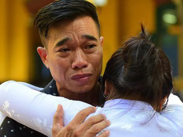 Phụ huynh khóc lóc, van xin vẫn không nộp được hồ sơ vào lớp 10 cho con