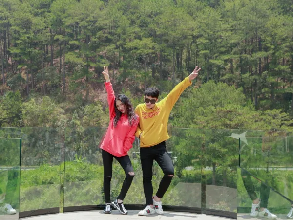 Duy Khánh vượt qua nỗi sợ độ cao khi chơi trò cảm giác mạnh cùng Hòa Minzy