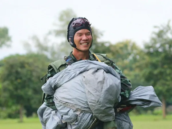 Quả cảm và đáng yêu, bác sĩ quân y giải cứu đội bóng Thái Lan gây sốt trên mạng xã hội