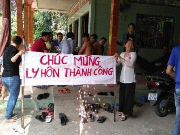 Bức ảnh gây sốt MXH: Mở tiệc, căng băng rôn: "Chúc mừng ly hôn thành công"