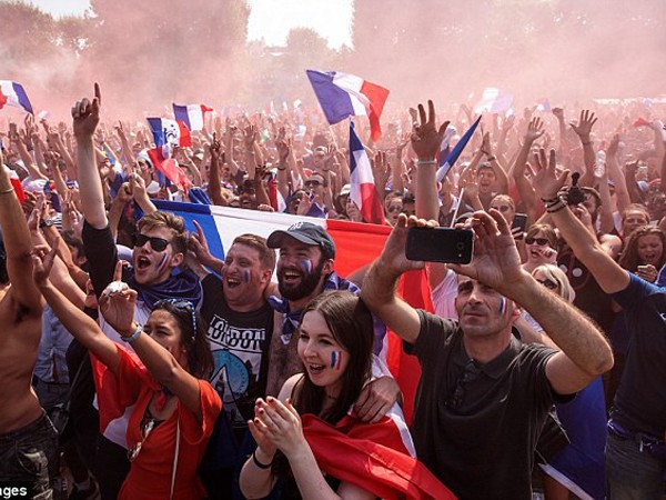 Người dân Pháp tưng bừng ăn mừng chức vô địch World Cup 2018