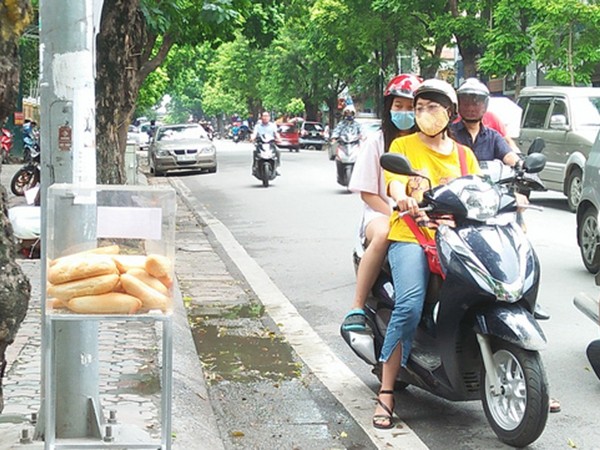 Ấm áp tình người ở Hà Nội: Bánh mì “miễn phí - mỗi người một ổ”