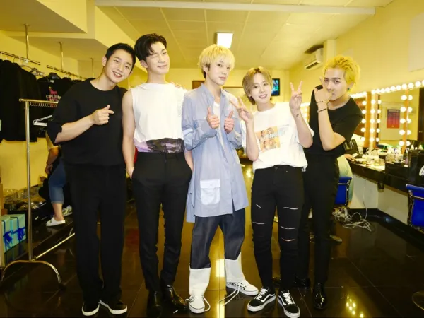 Nhìn lại những “ngày Xuân tháng 7” ngập tràn niềm vui của fan K-Pop