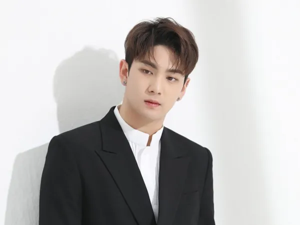 Năm ngoái thì bán kem, năm nay đi bán nước mận, Baekho (NU’EST) chuyển nghề rồi sao?