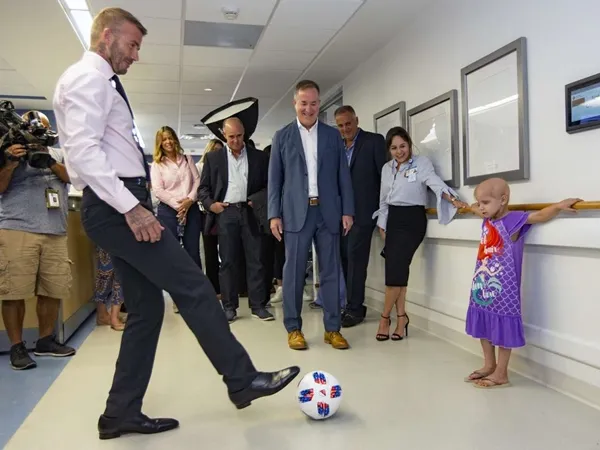 David Beckham chơi bóng với những bạn nhỏ này - và anh ấy… thua!
