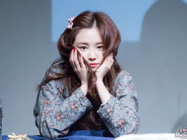 Naeun (A Pink) bị cư dân mạng mắng vì lỡ khoe eo mình ngày càng nhỏ