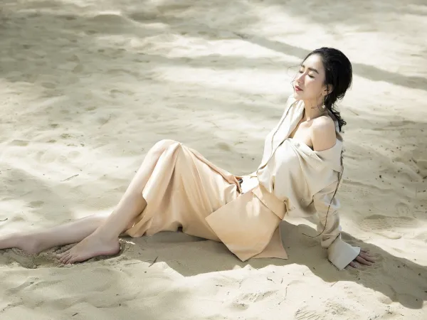 Hà Thu tung bộ ảnh mùa hè "đầy nắng và gió" đón sinh nhật tuổi 26