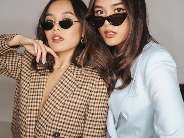 Cặp chị em "rich kid" Việt sành điệu thường xuyên bị nhầm là gái Tây