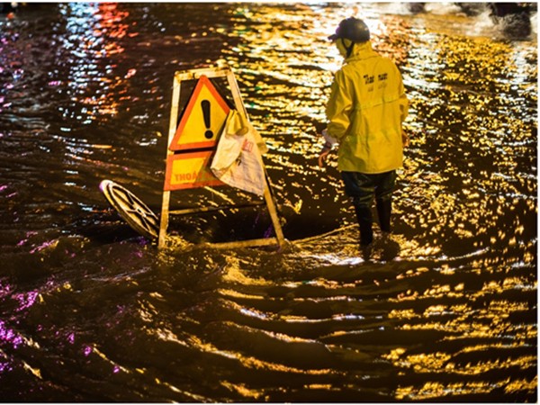 Bức ảnh "người canh tử thần" giữa mưa ngập ở Hà Nội gây nhiều chú ý trên mạng xã hội
