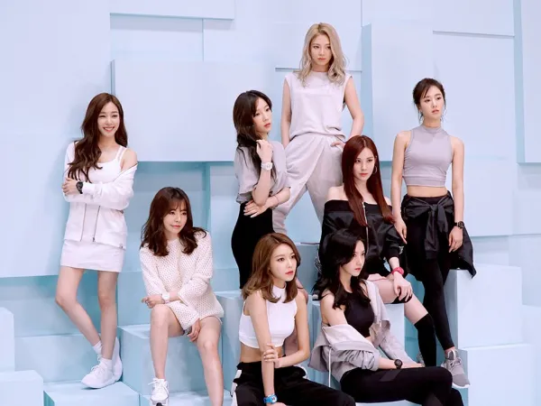 Các cô gái SNSD cùng SONE “ôn lại kỷ niệm xưa” nhân kỷ niệm 11 năm debut