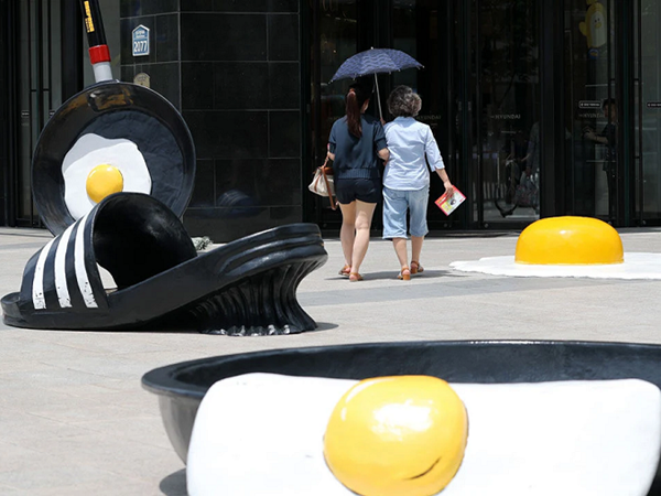 Hàn Quốc: Các bức tượng "tan chảy mùa nóng" trên đường bị dỡ bỏ vì quá... nóng!