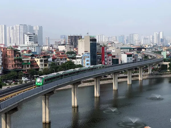 Tàu đường sắt trên cao Cát Linh - Hà Đông "lướt" giữa thủ đô