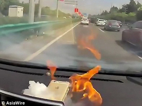 Sốc với khoảnh khắc iPhone bất ngờ phát nổ và bốc cháy trong xe ô tô