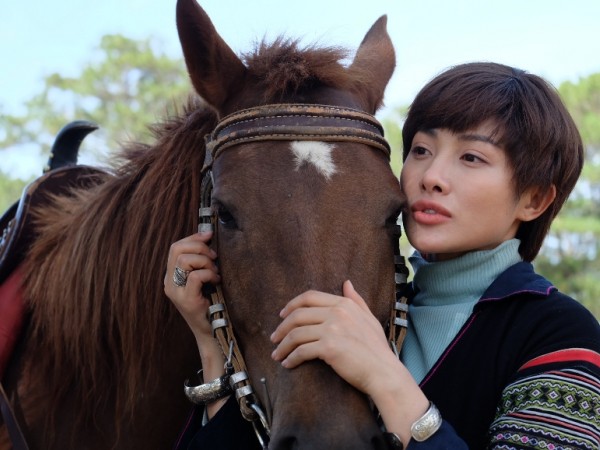 Yaya Trương Nhi gặp tai nạn té ngựa trong khi quay "Ngày mai bình yên"
