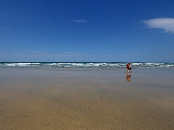 Thật khó làm vừa lòng con người: Du khách than phiền rằng cát trên bãi biển quá ướt!