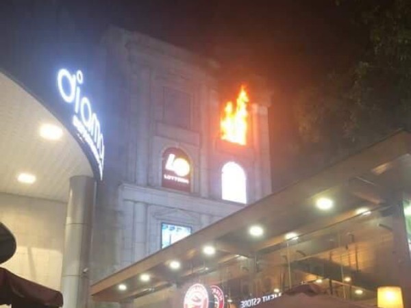 TP.HCM: Toà nhà Diamond Plaza bốc cháy trong đêm khiến nhiều người bỏ chạy
