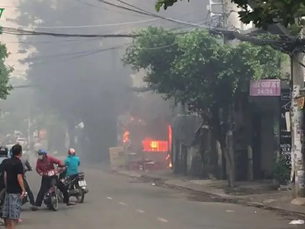 TP.HCM: Cháy dữ dội ở bãi đậu ôtô gần sân bay Tân Sơn Nhất, 3 xe bị thiêu rụi