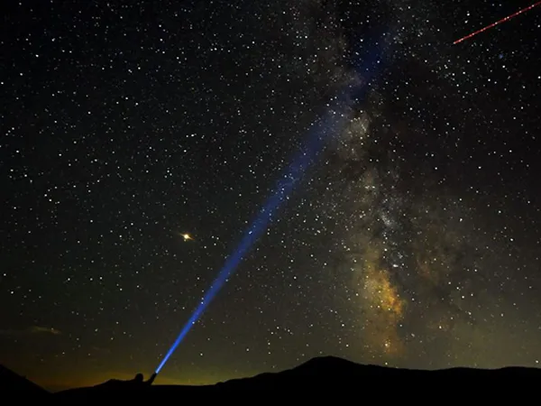Lung linh hình ảnh mưa sao băng Perseids lớn nhất năm 2018