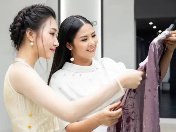 "Nàng thơ xứ Huế" Ngọc Trân tự tay đo may áo dài cho Hoa hậu Ngọc Hân