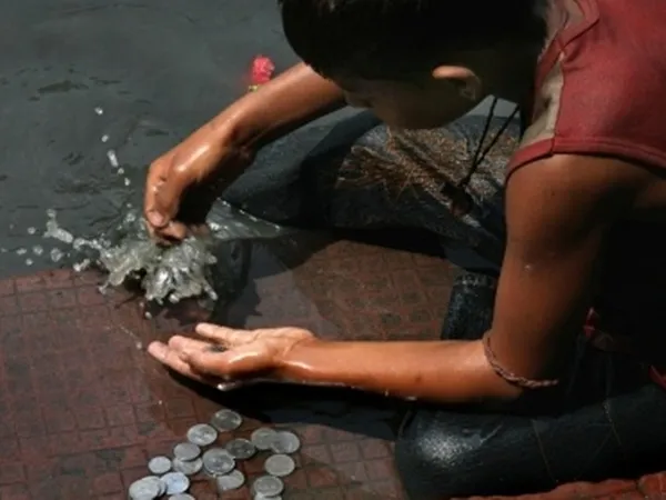 Những người săn đồng xu dưới đáy sông Hằng