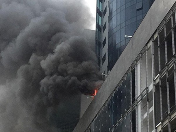 Hà Nội: Khói lửa nghi ngút tại cao ốc trên đường Cầu Giấy