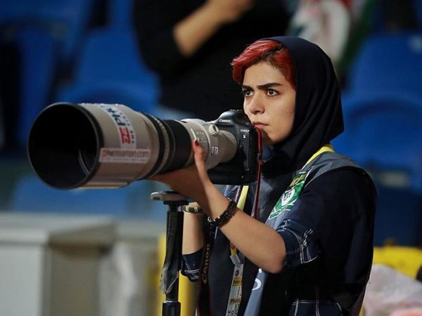 Bị cấm vào sân vận động, đây là cách nữ phóng viên này tường thuật một trận đấu bóng đá