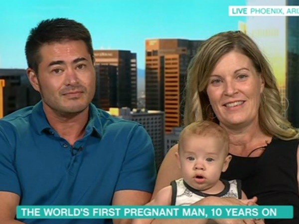 Người đàn ông mang bầu đầu tiên trên thế giới muốn sinh con thứ 4