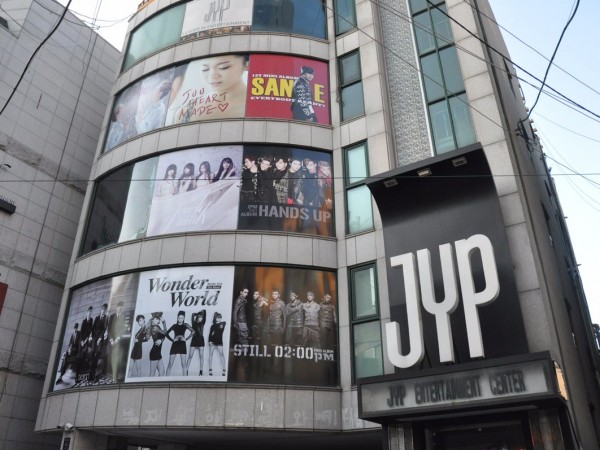 Công ty JYP bị chỉ trích vì bao năm qua chỉ coi fan như cái máy ATM