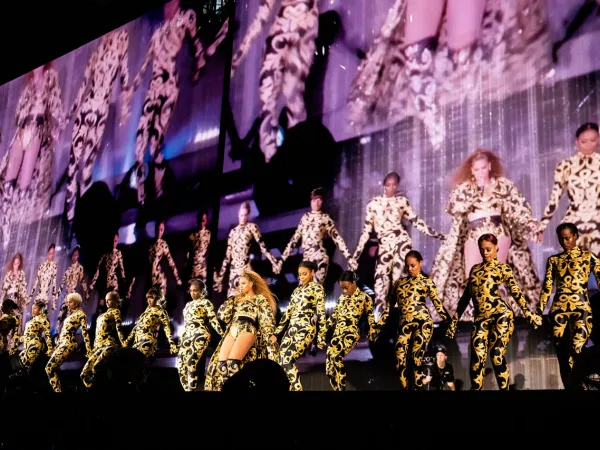 “Ong chúa” Beyoncé cùng dàn vũ công "nhuộm vàng" sân khấu bằng trang phục họa tiết Barcocco