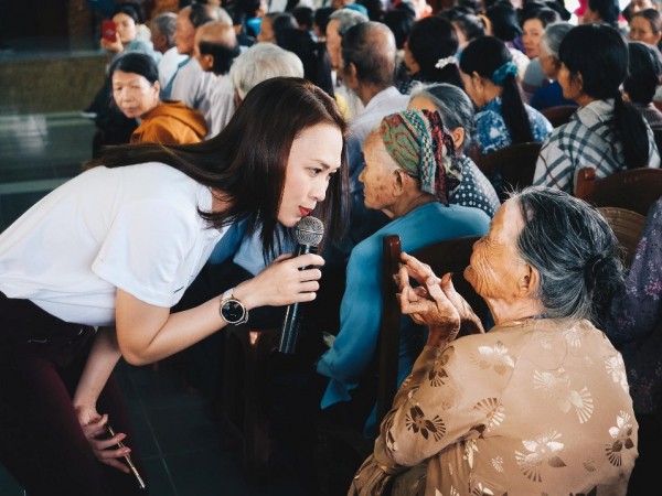 Mỹ Tâm giản dị trong chuyến thiện nguyện thăm và trao quà nhân mùa Vu Lan tại Quảng Nam