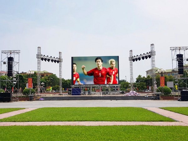 Nghệ An lắp màn hình LED 70m2 giữa quảng trường để cổ vũ Olympic Việt Nam trận tứ kết