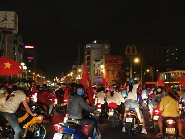 Đường phố Sài Gòn ngợp sắc đỏ, biển người đổ ra đường ăn mừng chiến thắng của đội tuyển Việt Nam