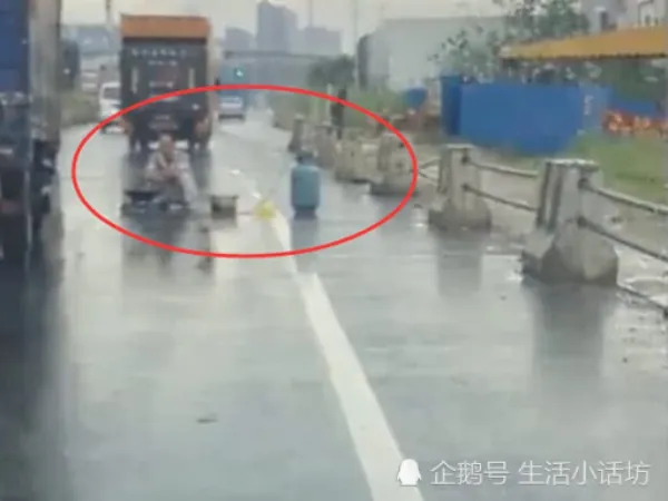 Góc hồn nhiên: Người đàn ông mang bếp và bình ga ra đường để nấu mì gây tắc nghẽn giao thông