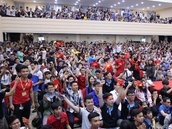 TPHCM: Nhiều trường ĐH tổ chức cho sinh viên cổ vũ Olympic Việt Nam đá bán kết ASIAD 2018