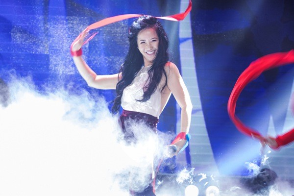 Lần đầu khoe vũ đạo, diva Hồng Nhung gây thích thú khi biểu diễn hit "Bùa Yêu"
