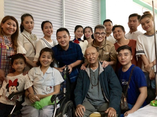 Nhiều nghệ sĩ Việt vào bệnh viện động viên tinh thần cho nữ diễn viên Mai Phương