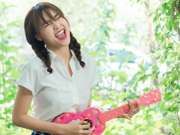 Ninh Dương Lan Ngọc từ "gái già" hóa "gái teen" để tuyển phi công trong MV đầu tay