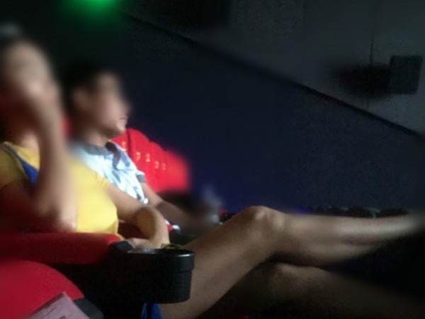 Dân mạng phẫn nộ với thái độ của 2 cô gái chiếm chỗ, gác chân lên ghế ở rạp phim